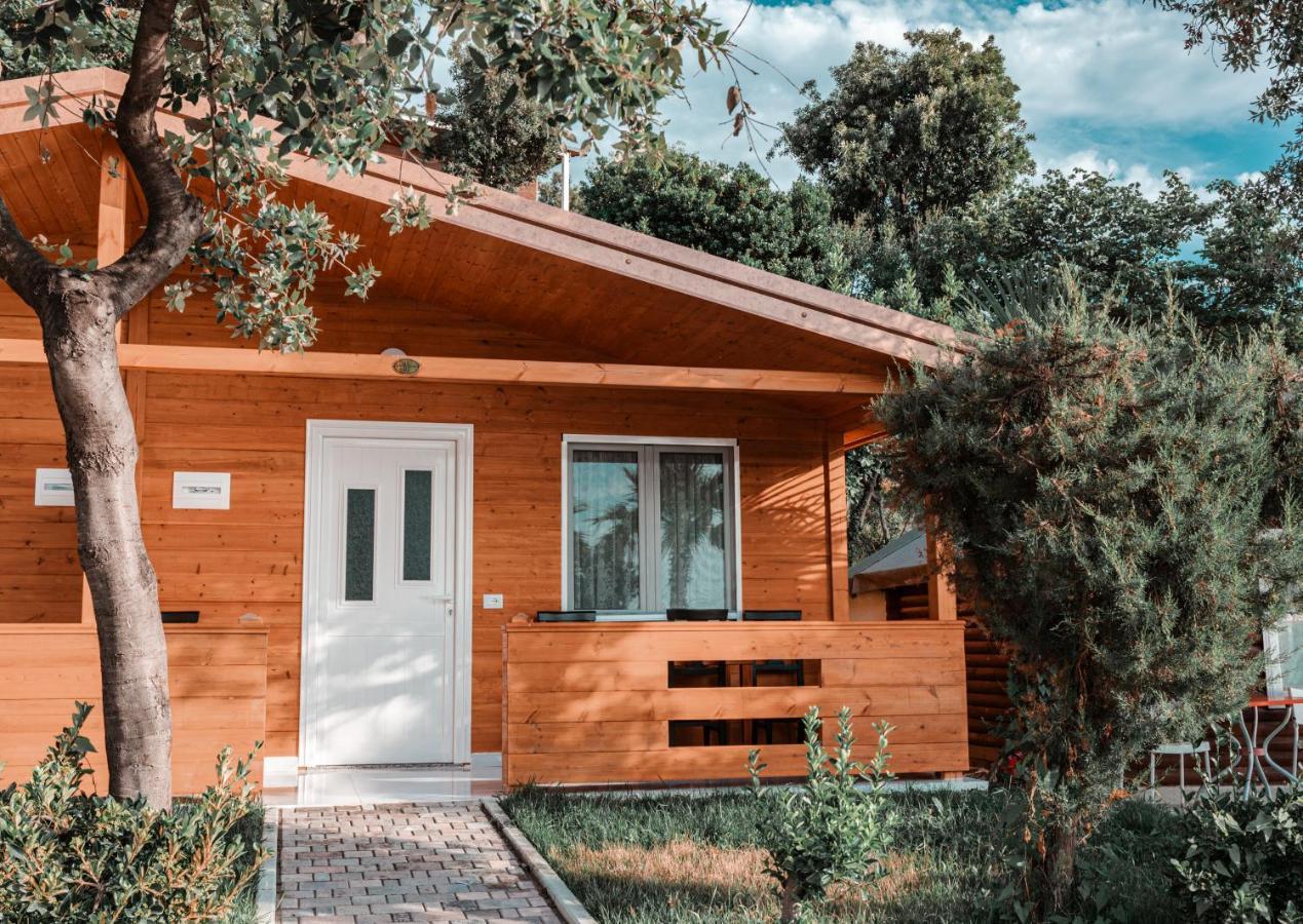 Plazhi Gjeneralit - Small Cabins - Bungalows - Apartaments - Villas - Suite Kavaje Exterior photo