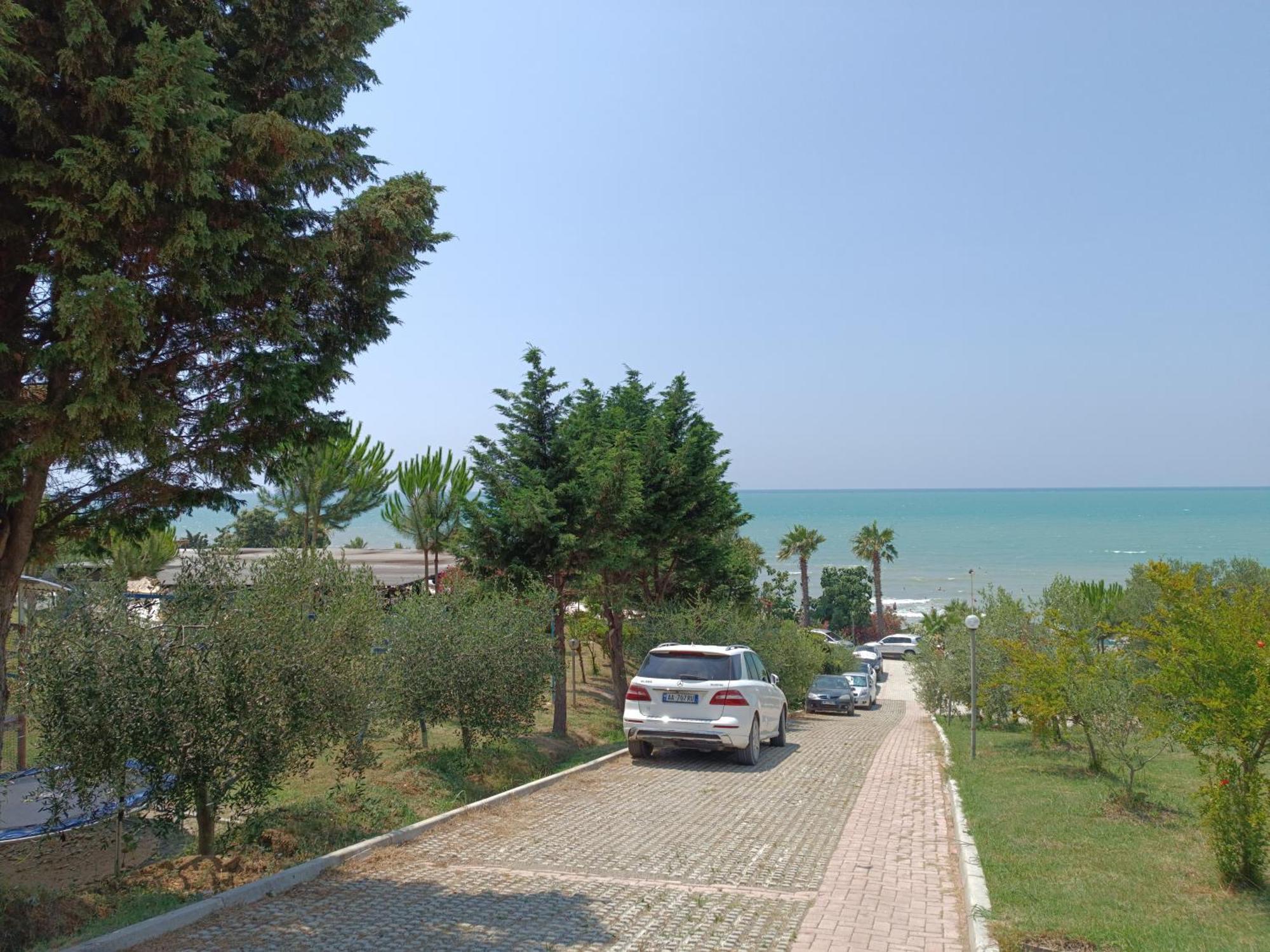 Plazhi Gjeneralit - Small Cabins - Bungalows - Apartaments - Villas - Suite Kavaje Exterior photo