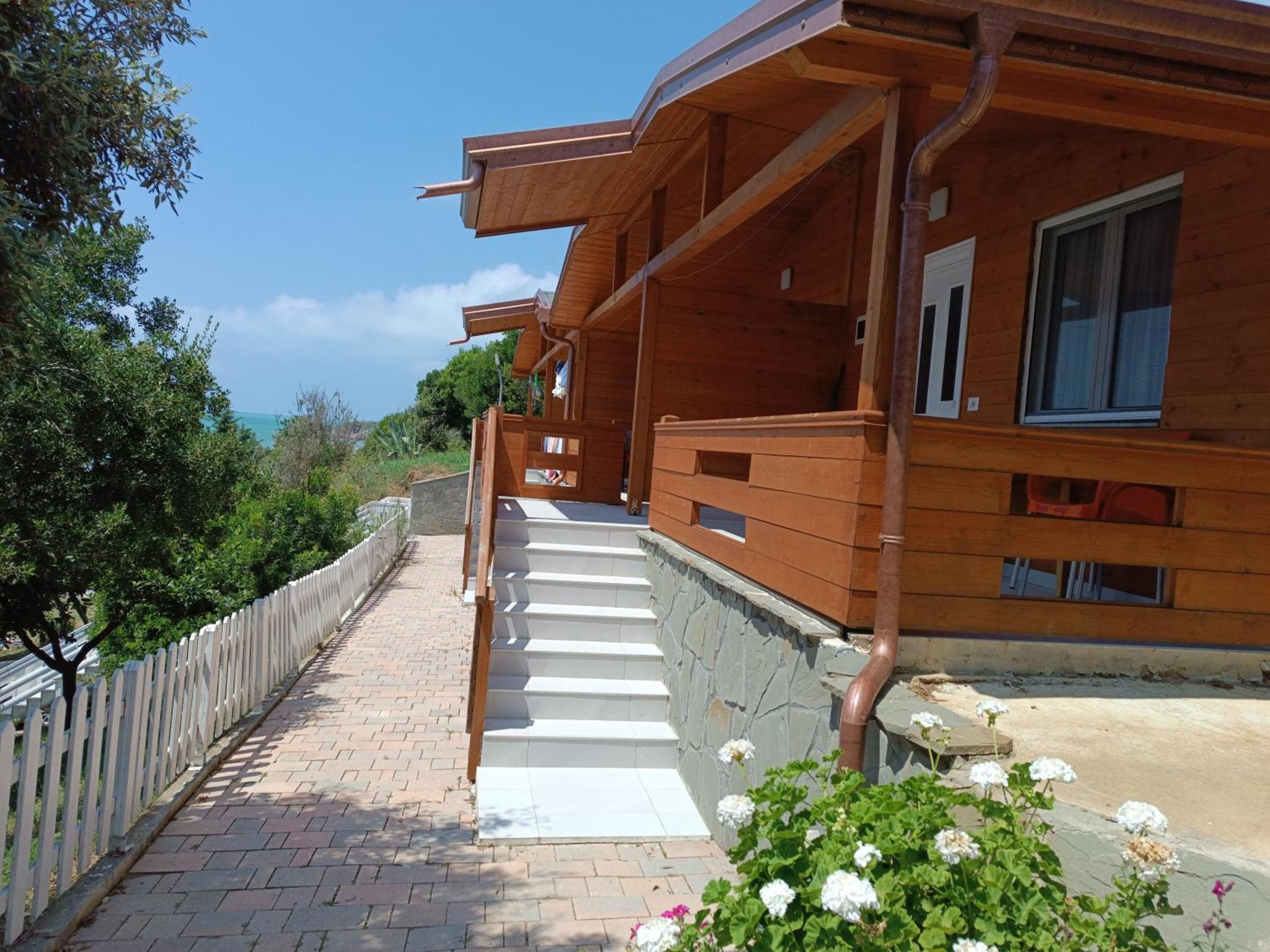 Plazhi Gjeneralit - Small Cabins - Bungalows - Apartaments - Villas - Suite Kavaje Exterior photo