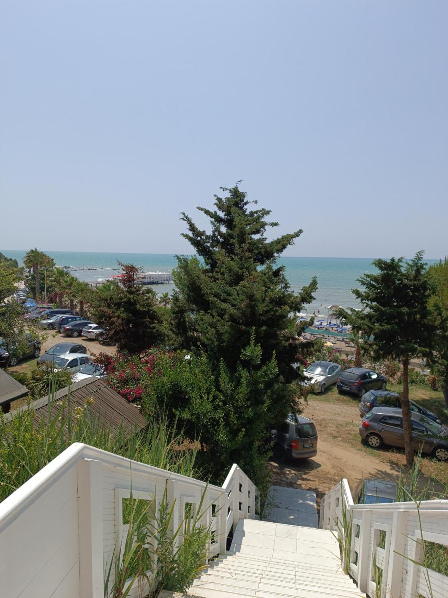 Plazhi Gjeneralit - Small Cabins - Bungalows - Apartaments - Villas - Suite Kavaje Exterior photo
