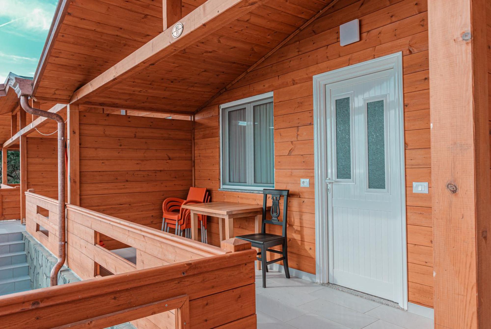 Plazhi Gjeneralit - Small Cabins - Bungalows - Apartaments - Villas - Suite Kavaje Exterior photo