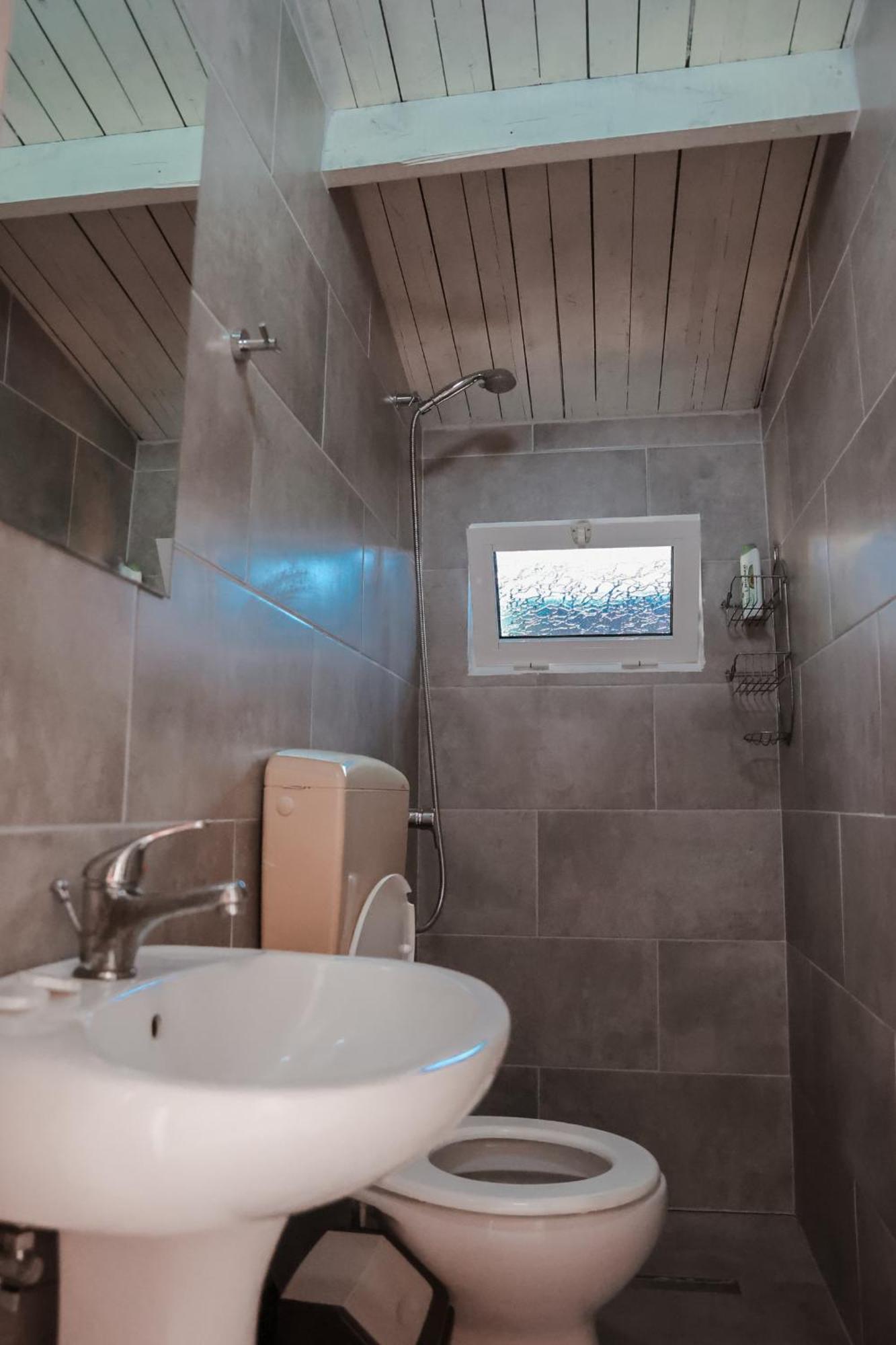 Plazhi Gjeneralit - Small Cabins - Bungalows - Apartaments - Villas - Suite Kavaje Exterior photo